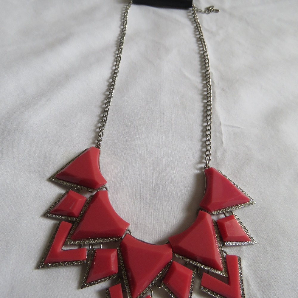 Beaded fashion necklace with tag